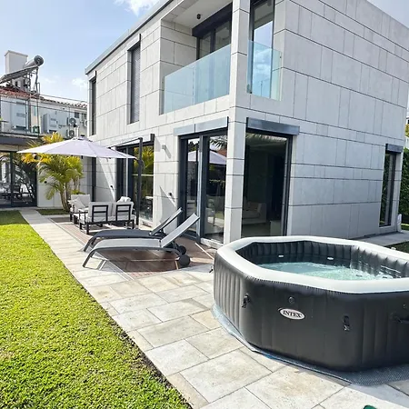 Square House Вилла *